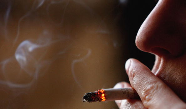 Algumas pessoas afirmam que fumar as relaxa. Embora possa aliviar o desejo, novas pesquisas descobriram que fumar pode levar a uma angústia mental ainda pior  (Jeff J Mitchell / Getty Images)