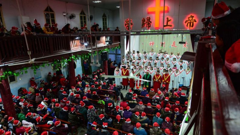 Foto de arquivo tirada em 24 de dezembro de 2018 revela pessoas participando de um evento de véspera de Natal em uma igreja de Fuyang, na província de Anhui, leste da China (Créditos: STR / AFP através da Getty Images)
