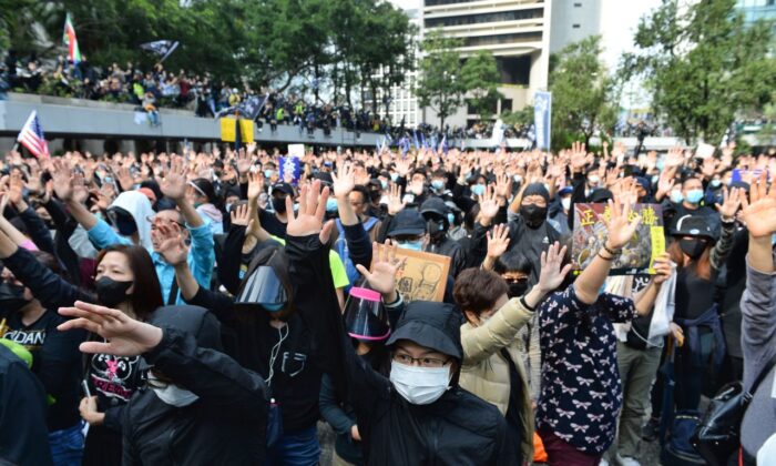 Manifestantes levantam as mãos em um sinal para expressar suas cinco demandas em um comício no Chater Garden, Hong Kong, em 19 de janeiro de 2020 (Sun Pi-lung / The Epoch Times)