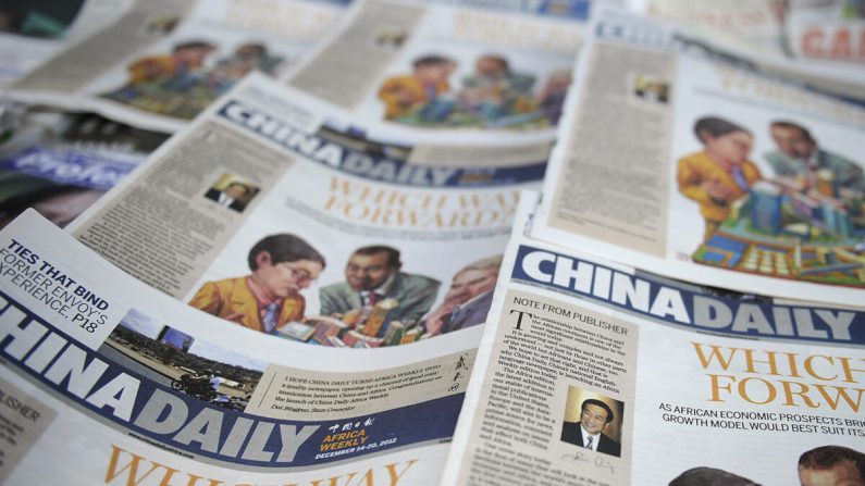 Foto de arquivo do jornal China Daily em um quiosque na capital do Quênia, Nairobi, em 14 de dezembro de 2012 (TONY KARUMBA / AFP via Getty Images)