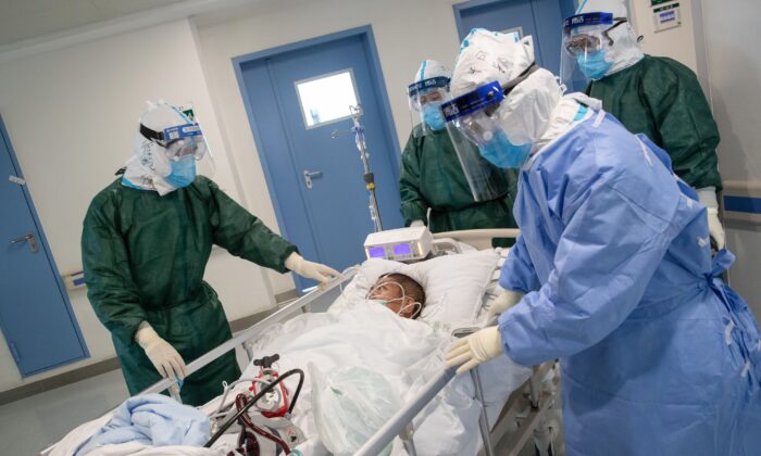 Estudo constata alta taxa de mortalidade de pacientes com coronavírus gravemente enfermos na China
