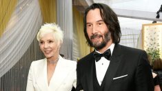 Keanu Reeves e sua mãe Patricia Taylor, em elegante terno branco, andam no tapete vermelho do Oscar 2020