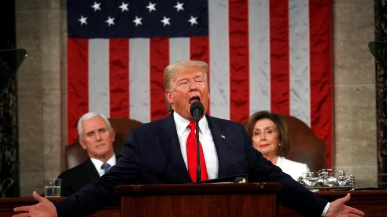 O presidente dos EUA, Donald Trump (C), entrega seu discurso do Estado da União a uma sessão conjunta do Congresso dos EUA na câmara da Casa do Capitólio dos EUA em Washington, DC, EUA, 04 de fevereiro de 2020 (EFE / EPA / Leah Mills / POOL)