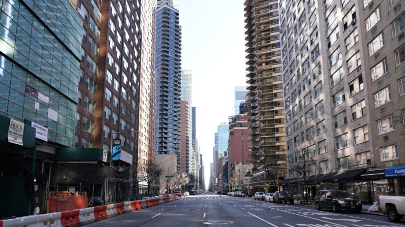 Vista da Terceira Avenida durante a hora do rush, enquanto o coronavírus continua se espalhando pelos Estados Unidos em 26 de março de 2020, na cidade de Nova Iorque (Cindy Ord / Getty Images) 