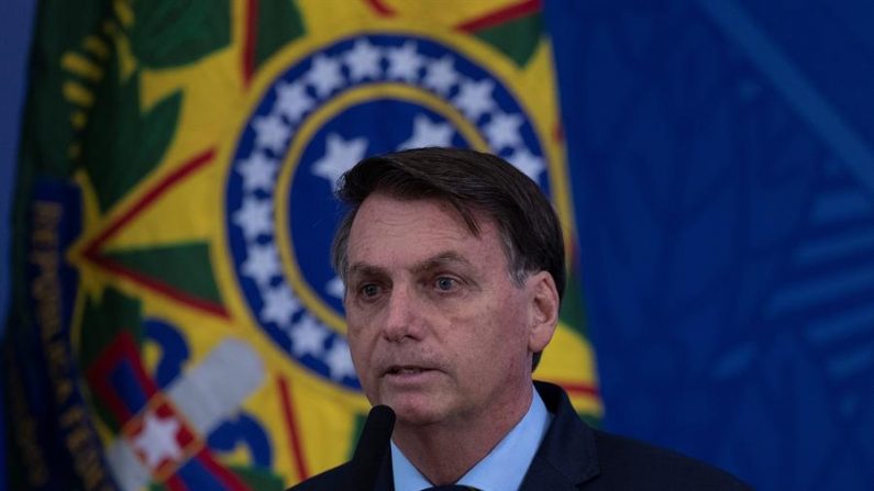 O presidente do Brasil, Jair Bolsonaro, discursa durante uma intervenção pública na qual anunciou o novo ministro da Saúde, Nelson Teich, em Brasília, Brasil, 16 de abril de 2020 (EFE / Joédson Alves)