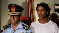 Ronaldinho completa um mês de confinamento em meio à pandemia do vírus do PCC