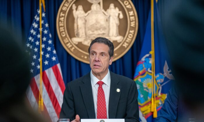 Governador rebate prefeito de Nova Iorque e diz que cabe a ele fechar escolas