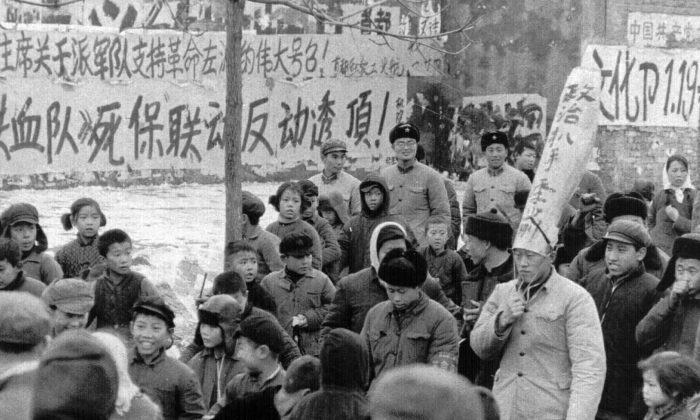 Um oficial chinês é desfilado pelas ruas de Pequim pelos guardas vermelhos em 25 de janeiro de 1967. As palavras em seu chapéu de burro o acusam de ser um "batedor de carteiras político". Durante o reinado de Mao Zedong (1949-1977), muitos cidadãos e autoridades chineses foram acusados de crimes políticos e rotulados como "inimigos de classe" e "contra-revolucionários". (Associated Press)