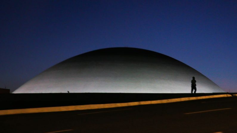 A cúpula menor, voltada para baixo, abriga o Plenário do Senado Federal (© Marcello Casal Jr/Agência Brasil)
