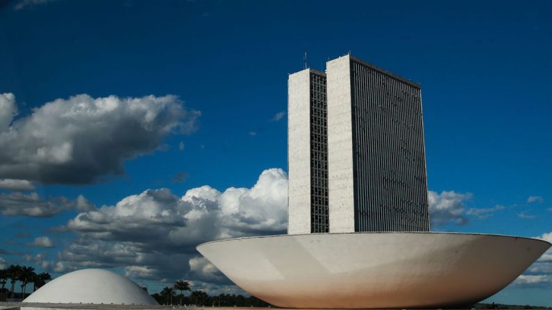 A cúpula menor, voltada para baixo, abriga o Plenário do Senado Federal. A cúpula maior, voltada para cima, abriga o Plenário da Câmara dos Deputados (© Marcello Casal Jr/Agência Brasil)