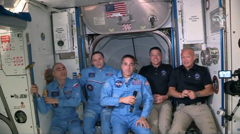 SpaceX abre nova era com 1º voo comercial tripulado à ISS