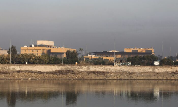 Uma visão geral mostra a embaixada dos EUA no rio Tigre na capital do Iraque Bagdá, Iraque, em 3 de janeiro de 2020 (Ahmad Al-Rubaye / AFP via Getty Images)