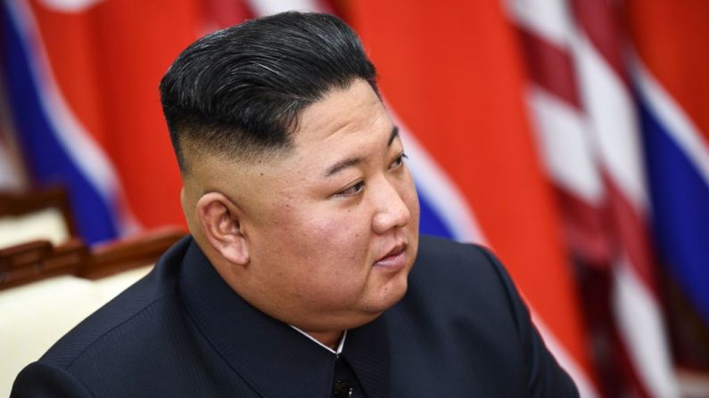 O líder comunista norte-coreano Kim Jong Un participa de uma reunião com o presidente dos Estados Unidos, Donald Trump, no lado sul da Linha de Demarcação Militar que divide as Coreias do Norte e do Sul na Zona da Joint Security (JSA) de Panmunjom, na zona desmilitarizada (DMZ), em 30 de junho de 2019 (BRENDAN SMIALOWSKI / AFP via Getty Images)