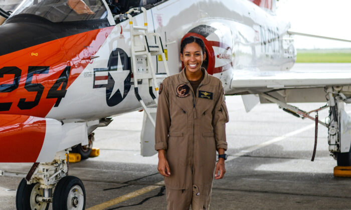 Primeira mulher negra a se formar como piloto de caça da Marinha dos EUA está pronta para receber suas asas de ouro