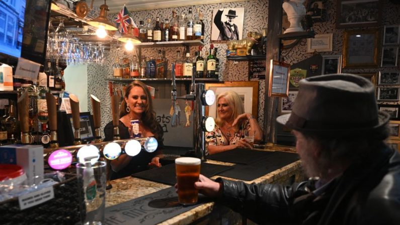 Um cliente leva sua cerveja no bar dentro do The Ancoats Lad, um pub reaberto em Manchester, no noroeste da Inglaterra, em 4 de julho de 2020, à medida que as restrições são ainda mais flexíveis durante a nova pandemia de coronavírus COVID-19 (Foto por OLI SCARFF / AFP via Getty Images)