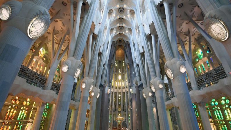 Sagrada Família reabre com homenagem a profissionais de saúde em Barcelona