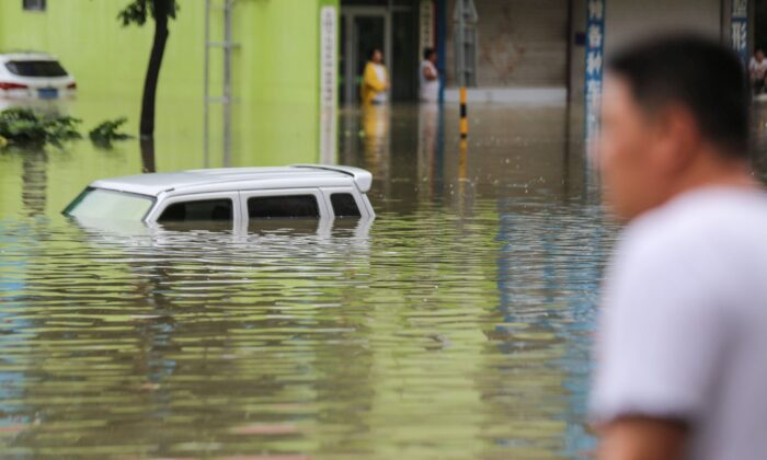 Fortes chuvas atingem rio Yangtze novamente, invadindo cidades e deixando muitos desabrigados