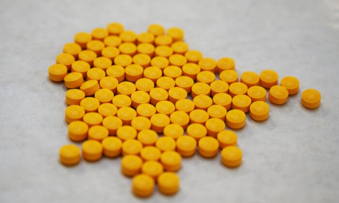 Comprimidos que se acredita estarem misturados com fentanil foram exibidos no Drug Enforcement Administration Northeast Regional Laboratory em 8 de outubro de 2019, em Nova Iorque (Don Emmert / AFP via Getty Images)