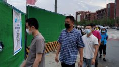 Funcionários de Xinjiang obrigam residentes a tomar medicamentos não comprovados contra COVID-19