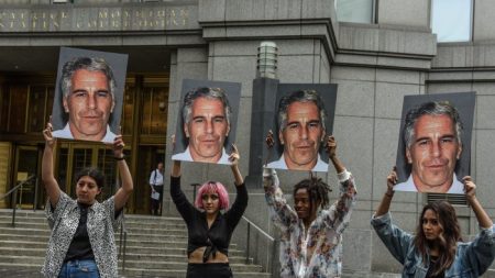 Vítimas de Epstein denunciam FBI por suposto encobrimento de atividades criminosas
