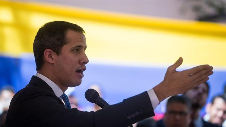 Na imagem, o líder da oposição venezuelana Juan Guaidó (c) (EFE / Miguel Gutiérrez / Arquivo)