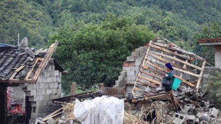 Deslizamento de terra em aldeia chinesa enterra pelo menos 10 casas e mata 7 pessoas