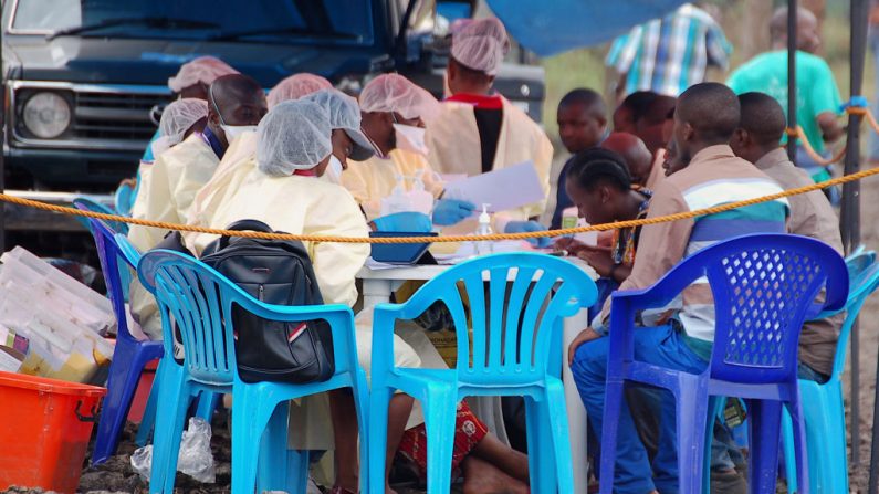 Uma imagem de arquivo mostra uma equipe médica se preparando para iniciar a vacinação contra Ebola em Goma, Congo, em 7 de agosto de 2019 (AUGUSTIN WAMENYA / AFP via Getty Images)