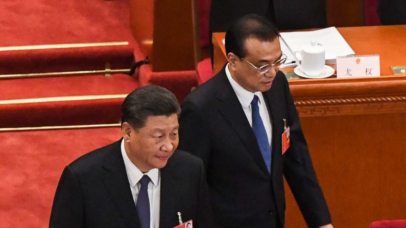 O líder chinês Xi Jinping (à esquerda) e o primeiro-ministro Li Keqiang (à direita) chegam à sessão de abertura do Congresso Nacional do Povo (APN) no Grande Salão do Povo em Pequim, em 22 de maio de 2020 (LEO RAMIREZ / AFP via Getty Images)
