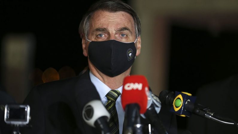 O presidente Jair Bolsonaro fala à imprensa no Palácio da Alvorada (© Marcello Casal Jr/Agência Brasil)