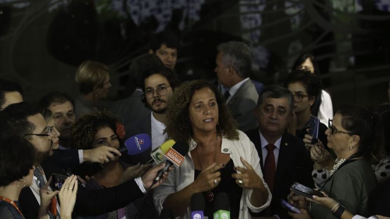 Deputados da oposição, ancorados por Jandira Feghali, falam à imprensa sobre a proposta de reforma da Previdência apresentada pelo governo (Foto: Fabio Rodrigues Pozzebom/Agência Brasil)