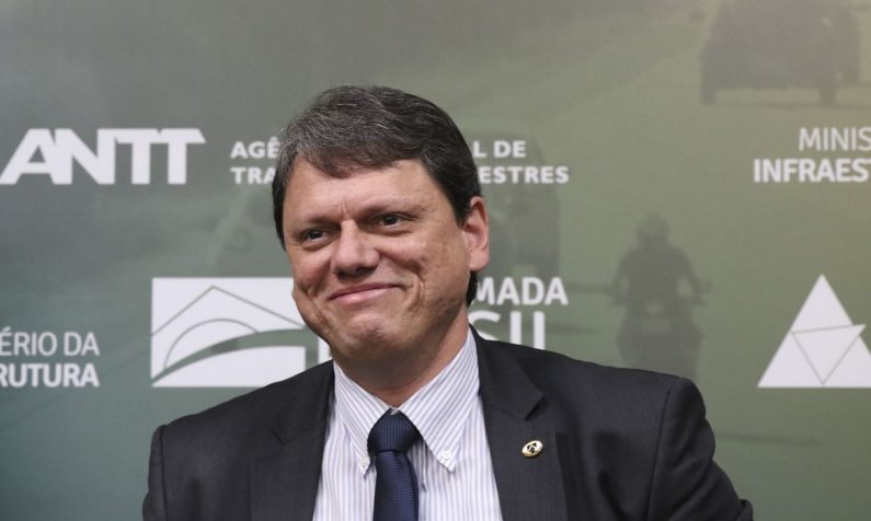 Governo quer que brasileiro voe mais, diz ministro da Infraestrutura