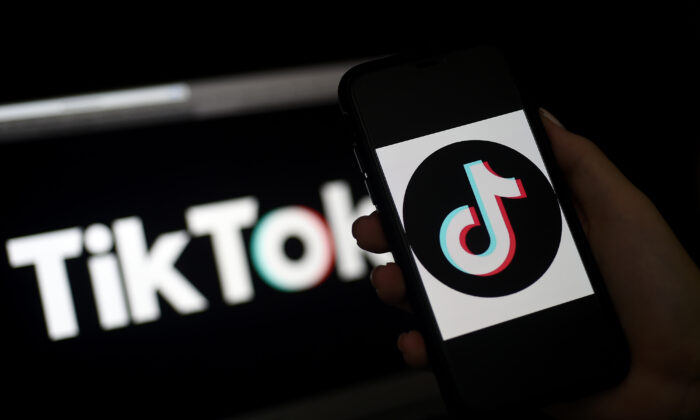 Nesta foto ilustrativa, o logotipo do aplicativo de mídia social, TikTok, é exibido na tela do iPhone em Arlington, Virgínia, em 13 de abril de 2020 (OLIVIER DOULIERY / AFP via Getty Images)
