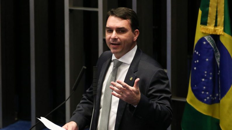 Flávio Bolsonaro anuncia estar curado da COVID-19