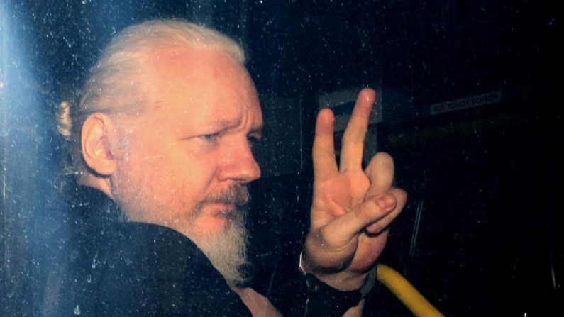 Julgamento de Assange é adiado para segunda-feira devido a possível caso de COVID-19