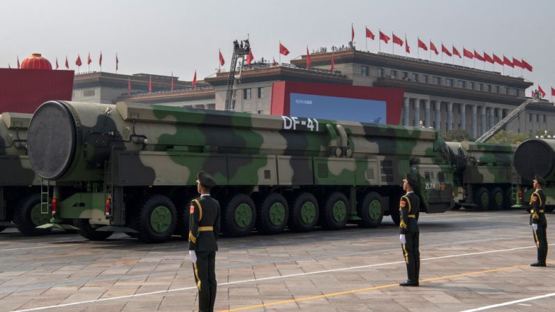 Os novos ICBMs DF-41 do Exército Chinês são vistos em desfile para comemorar o 70º aniversário da fundação da República Popular da China em 1949, na Praça da Paz Celestial, 1º de outubro de 2019, em Pequim, China (Kevin Frayer / Getty Images)