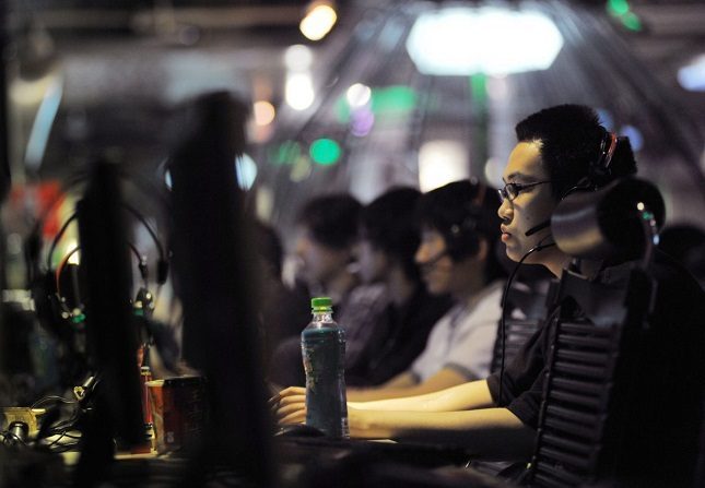 Esta foto de arquivo mostra pessoas em um cibercafé em Pequim em 12 de maio de 2011 (Gou Yige / AFP / Getty Images)