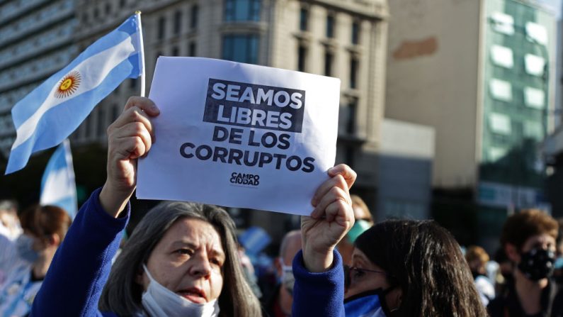 Cidadãos participam de um protesto convocado pelas redes sociais sob o slogan "# 13STodosALasCalles para defender a República" (Foto de ALEJANDRO PAGNI / AFP via Getty Images)