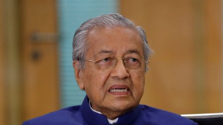 Ex-primeiro-ministro da Malásia diz que muçulmanos “têm o direito de matar franceses”