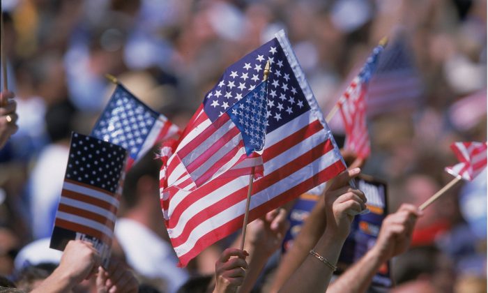 Bandeiras americanas são agitadas pela multidão no Rose Bowl em Pasadena, Califórnia, em 22 de setembro de 2001 (Stephen Dunn / Allsport)
