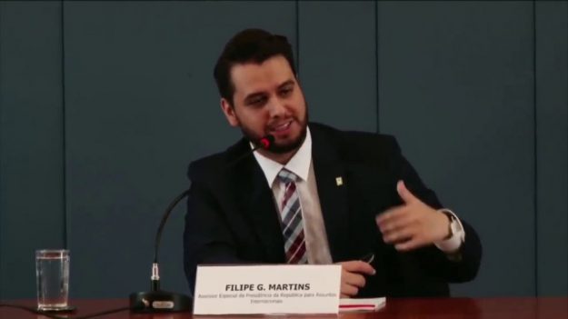Defesa de Filipe Martins aponta que Moraes admitiu dúvida na justificativa de prisão