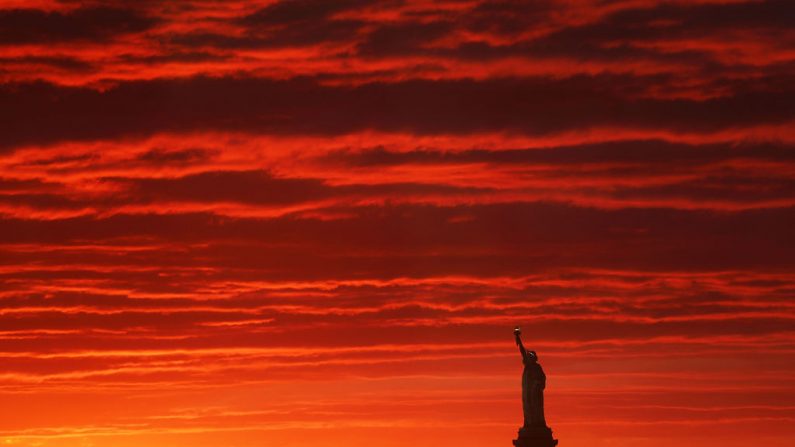 A Estátua da Liberdade, no porto de Nova Iorque ao pôr do sol em 23 de janeiro de 2018 (Foto de Spencer Platt / Getty Images)