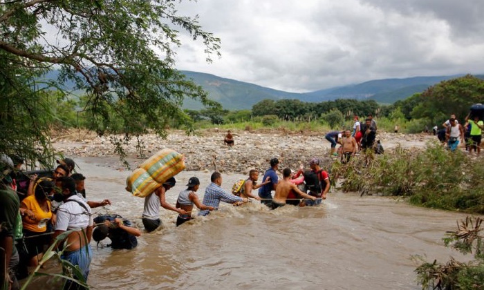 Fechamento da fronteira leva venezuelanos a fugir por trilhas ou por mar, afirma OAS