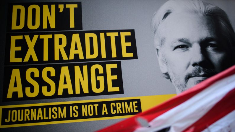 Uma van exibindo uma mensagem pró-Assange passa enquanto apoiadores do fundador do Wikileaks, Julian Assange, se reúnem do lado de fora de Old Bailey em 14 de setembro de 2020 em Londres, Inglaterra (Foto de Leon Neal / Getty Images)