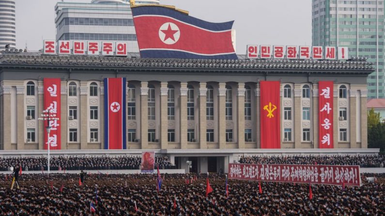 Os participantes se reúnem durante um comício que marca o início de uma 'Campanha de 80 dias' em apoio ao próximo 8º Congresso do Partido dos Trabalhadores da Coreia (WPK) a ser realizado em janeiro de 2021, na Praça Kim Il Sung em Pyongyang em 12 de outubro , 2020 (Foto de KIM WON JIN / AFP via Getty Images)