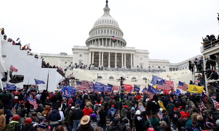 Manifestantes fora do Capitólio dos Estados Unidos em Washington em 6 de janeiro de 2021 (Tasos Katopodis / Getty Images)