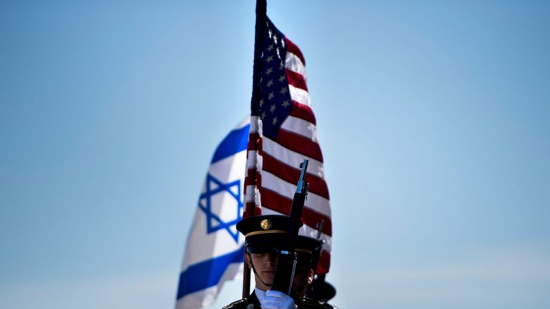 Os militares dos EUA carregam as bandeiras de Israel e dos Estados Unidos antes da chegada do Ministro da Defesa de Israel (Foto BRENDAN SMIALOWSKI / AFP via Getty Images)