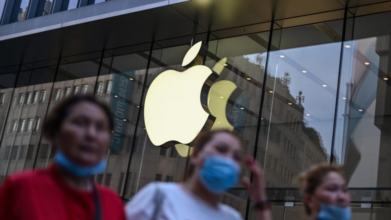 Pessoas usando máscaras passam por uma loja da Apple em Xangai em 2 de junho de 2020 (Héctor Retamal / AFP via Getty Images) 