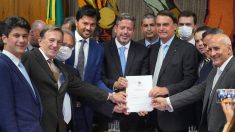 Bolsonaro entrega à Câmara PL que permite privatização dos Correios
