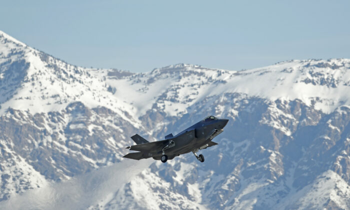 Um caça a jato F-35 decola para uma missão de treinamento na Hill Air Force Base em Ogden, Utah, em 15 de março de 2017 (George Frey / Getty Images)
