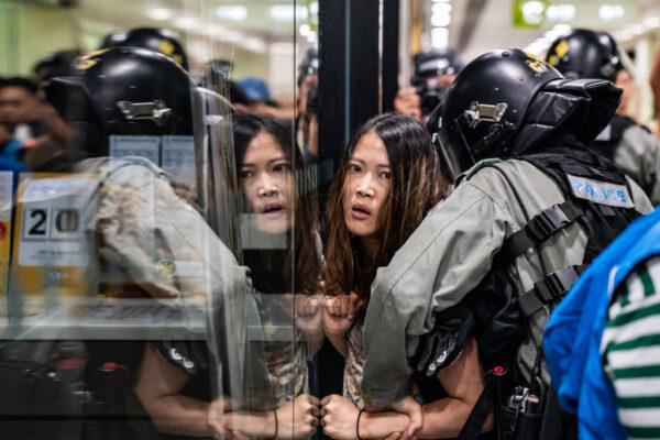 Uma residente é detido pela polícia de choque durante uma manifestação em Hong Kong, em 3 de novembro de 2019 (Anthony Kwan / Getty Images)